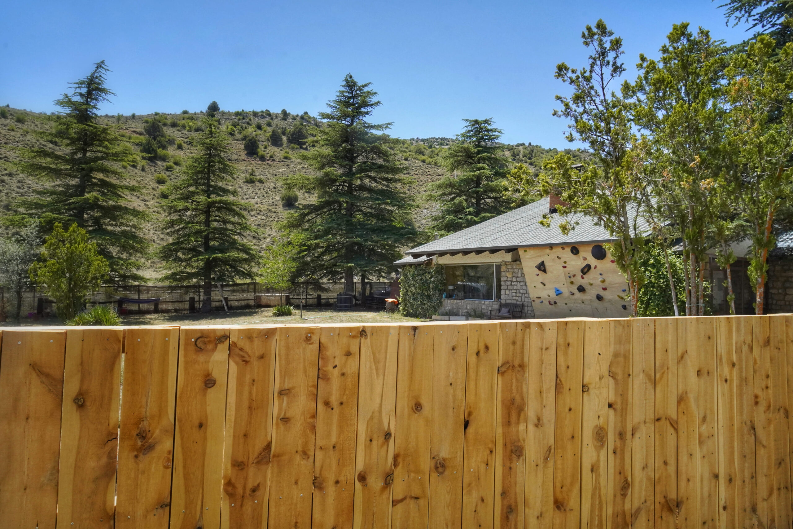 Vista desde fuera de la casa Stone & Woods Guest House