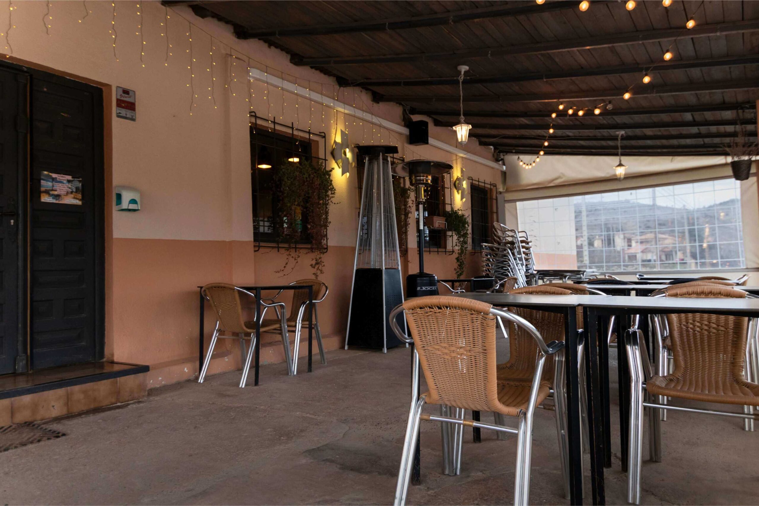 Terraza exterior e interior de la zahora en albarracín